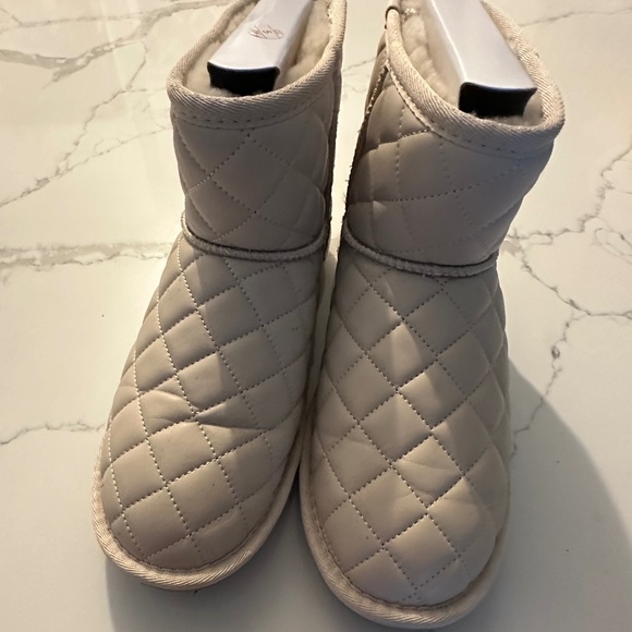 TAN PULL ON QUILED FAUX LEATHER ANKLE BOOTS - Picture 1 of 4